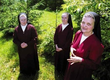 Siostra przełożona Ewa, siostra Monika i siostra Hanka w ogrodzie klasztornym. zdjĘcia: lucjusz cykarski