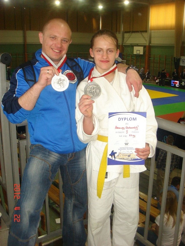 Trener mgr Marcin Paśko wraz ze świeżo udekorowaną Wicemistrzynią Polski Młodzików w Judo z Krakowa 2012 Aleksandrą Grabowską