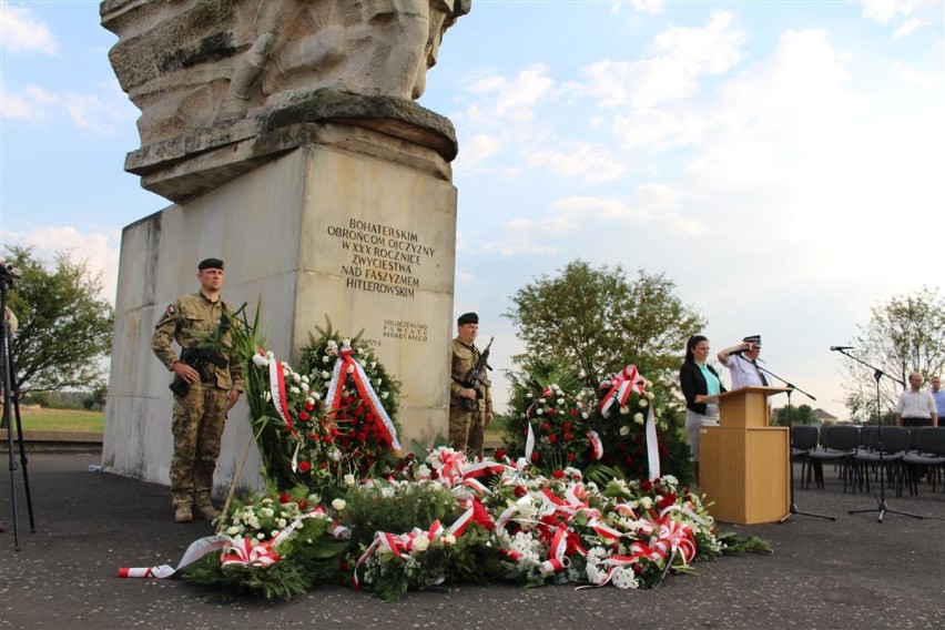 Władze Kłobucka oddały hołd polskim żołnierzom w Mokrej