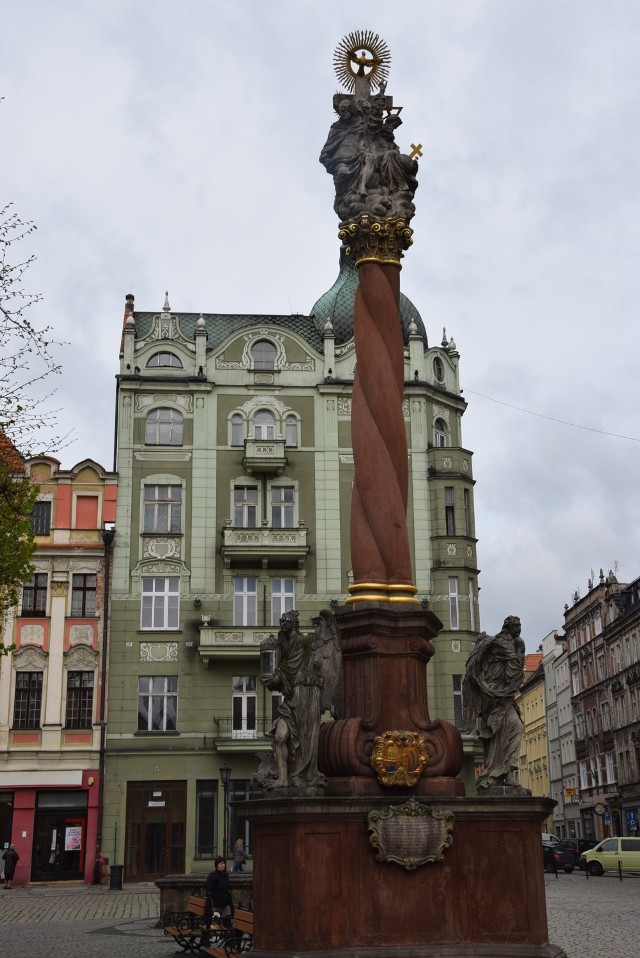 Kolumna św. Trójcy w Świdnicy została wykonana przez anonimowego rzeźbiarza w drugiej połowie XVII wieku