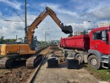 Budowa nowych mostów nad Brdą w Bydgoszczy. Trwa rozbiórka nawierzchni na ul. Fordońskiej. Zobacz zdjęcia