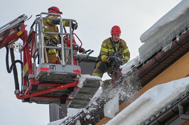 Strażacy musieli skuwać lód i śnieg na dachu budynku, w którym mieści się popularna cukiernia. Przed lokalem zaś ustawiała się od rana kolejka po pączki