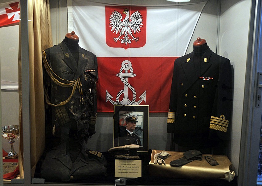 Nowy eksponat na ORP Błyskawica. Mundur śp. admirała Karwety pojawił się na wystawie [ZDJĘCIA]
