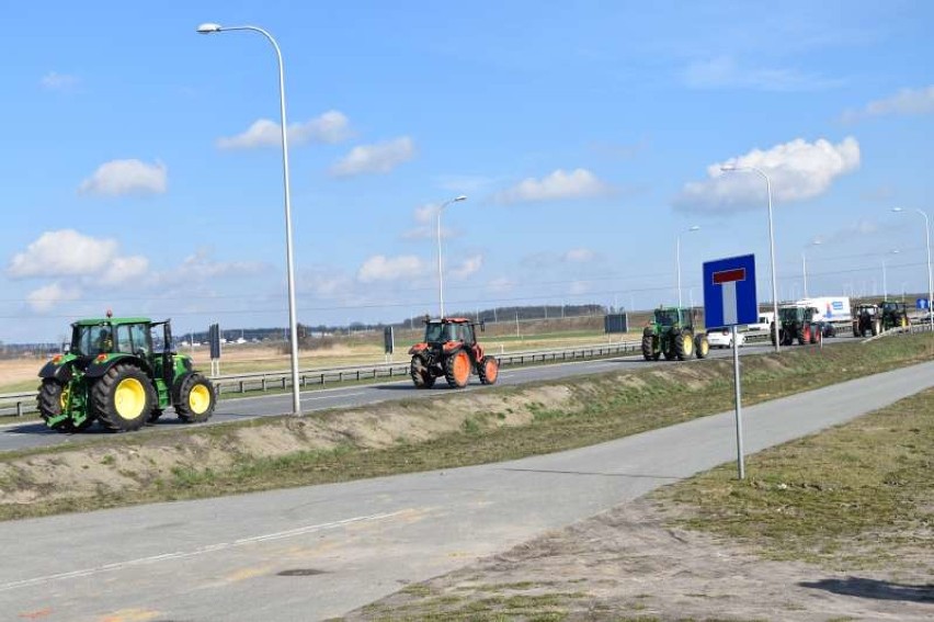 Trwa protest rolników. Droga Skalmierzyce  - Ostrów Wielkopolski zablokowana  [ZDJĘCIA + FILM]