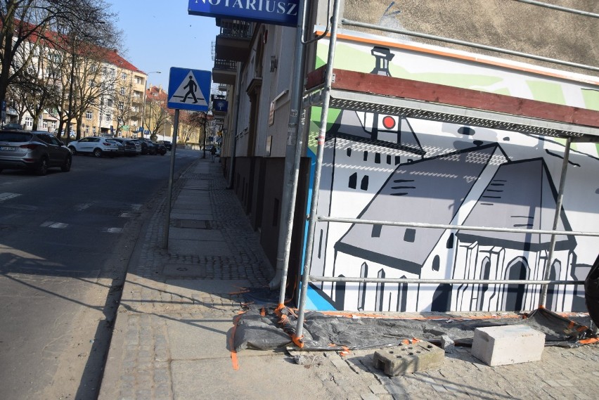 Mural powstaje na ścianie obok nowego przejścia pomiędzy ul....