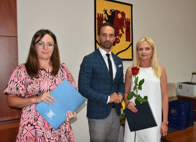 Akty nadania stopnia awansu zawodowego wręczyli: dyrektor Miejskiego Zespołu Obsługi Oświaty Marta Jadzińska (z lewej) i burmistrz Rypina Paweł Grzybowski