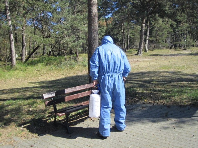 Akcja odkażania miejsc publicznych w Ustce nadal trwa. Pracownicy codziennie dezynfekują najbardziej najważniejsze ciągi komunikacyjne. Mimo, że dozwolone są już spacery rekreacyjne, nadal musimy trzymać się zasad