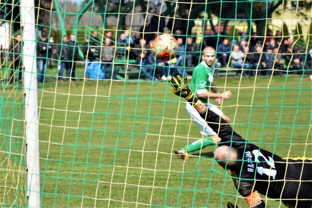 Nadwiślanin Gromiec - LKS Rajsko 3:1. Łukasz Gielarowski kapituluje po strzale Konrada Bogacza, po którym gromczanie wyrównali tuż przed przerwą stan rywalizacji.