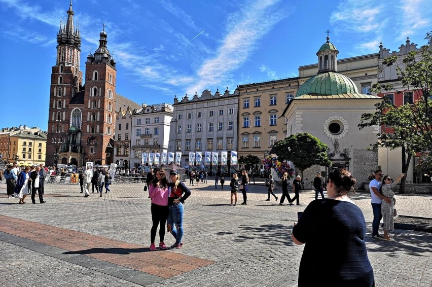 Tłumy na Rynku Głównym mogą sprawiać wrażenie, że Kraków...