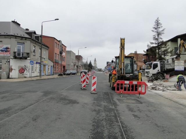 To już ostatnie prace na ulicy Słowackiego w Radomiu. Wreszcie kierowcy od poniedziałku będą mogli przejechać wiaduktem.