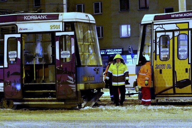 Wykolejenie tramwaju przy skrzyżowaniu Jedności Narodowej i Słowiańskiej