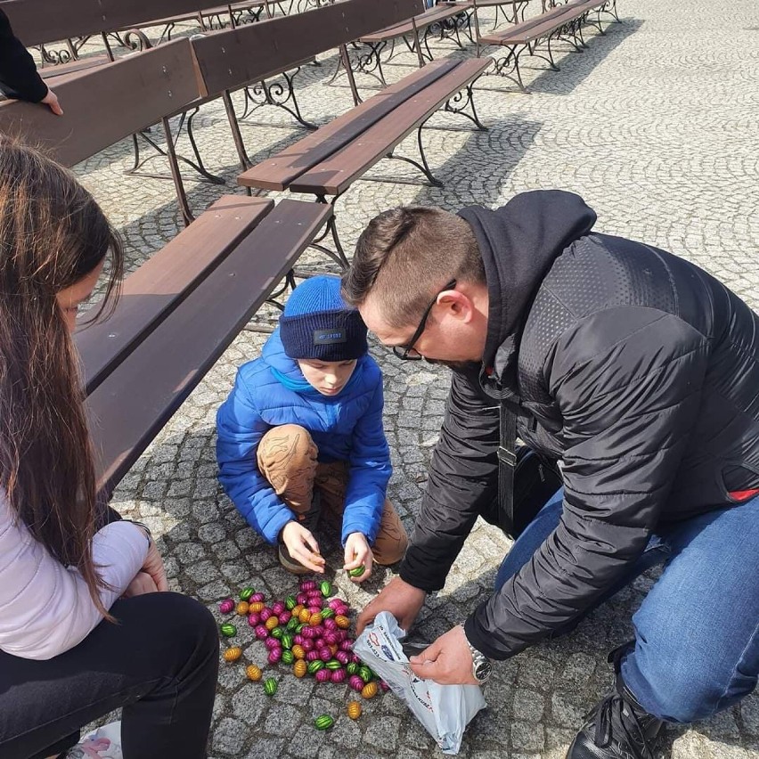 W Ciechocinku dzieci szukały cukierków w Parku Zdrojowym. MCK zorganizował wielkanocną zabawę [zdjęcia]