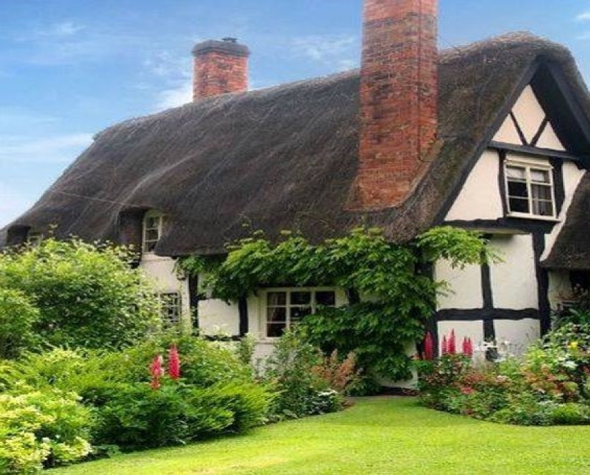 Angielski magpie cottages, jakich wiele znajdowało się w...