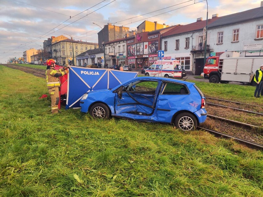 Tragiczny wypadek w centrum Będzina. Zderzenie aut, samochód wpadł na torowisko. Jedna osoba nie żyje