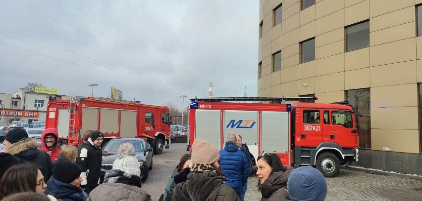Wozy strażackie przed budynkiem Kolportera przy ulicy Zagnańskiej w Kielcach. Co się stało?