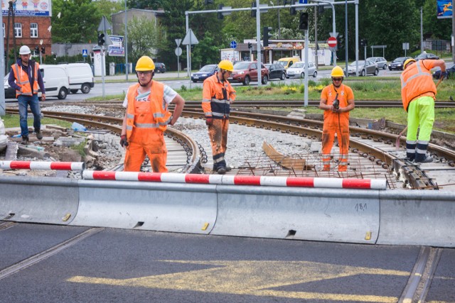 Na rondzie Toruńskim drogowcy układają już torowisko na nowych podkładach. Ten etap potrwa do piątku. Dzień później rozpoczną się prace w kierunku Babiej Wsi.

Prace przy rondzie Toruńskim trwają od 19 marca. Wykonawca musi wymienić wszystkie podkłady, jakie znajdują się pod torowiskiem. Drogowcy nie ukrywali bowiem, że przed pracami znajdowały się one w bardzo złym stanie, a szyny ledwo się ich trzymały. Gdyby roboty zostały przesunięte w czasie, groziłoby to wykolejeniami tramwajów.

W związku z prowadzonymi pracami od kilku tygodni zamknięty jest przejazd przez most Pomorski. To właśnie od tej strony robotnicy układają nowe podkłady. Prace w tej części ronda Toruńskiego mają zakończyć się w piątek.
-&nbsp;Nie ma obaw. Prace przebiegają prawidłowo i zgodnie z harmonogramem - zapewnia Krzysztof Kosiedowski, rzecznik prasowy ZarząduDróg Miejskich i Komunikacji Publicznej.

To jednak dopiero półmetek remontu. W sobotę rozpocznie się drugi etap, który spowoduje nowe utrudnienia.

Zamknięty zostanie przejazd tramwajów przez Babią Wieś. Otwarty zostanie natomiast odcinek przez most Pomorski. Na swoją stałą trasę wróci linia tramwajowa nr 7, która jest zawieszona w czasie pierwszego etapu. Drogowcy zlikwidują autobus zastępczy „Za T7”. Na trasie od ronda Toruńskiego do ronda Jagiellonów kursować będą nowe autobusy „Za T2”.
-&nbsp;Linie nr 2 i 6 skierowane zostaną objazdem przez most Pomorski i Jagiellońską - informuje Krzysztof Kosiedowski.

Prace przy modernizacji ronda Toruńskiego mają zakończyć się do końca wakacji. Do tego czasu kierowcy muszą spodziewać się utrudnień. Sygnalizacja świetlna nadal będzie funkcjonowała w trybie ostrzegawczym

***
Pogoda na dziś, wideo: TVN Meteo Active/x-news
