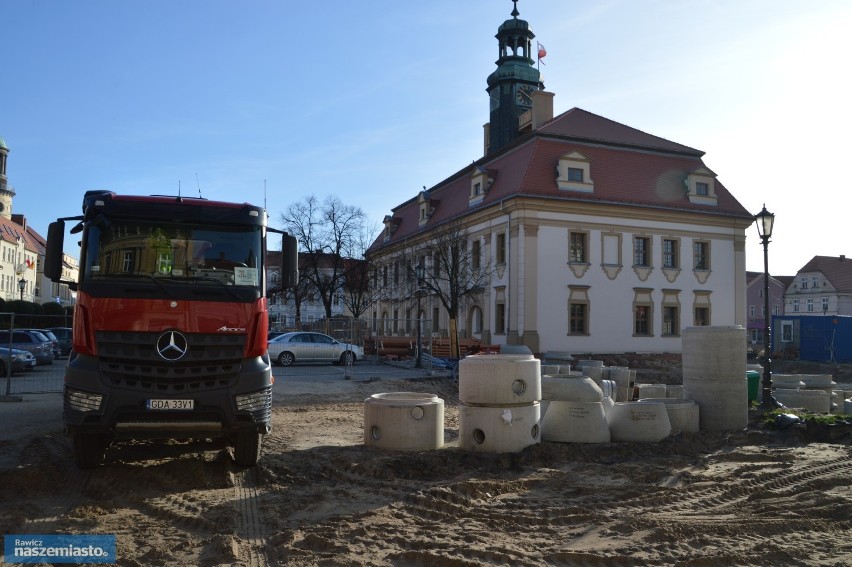 Rawicz. Jak przebiegają prace przy rewitalizacji rynku? Stan przebudowy rynku w Rawiczu na 15 marca 2020 roku [ZDJĘCIA]