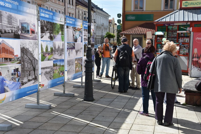 Tarnów. Na Placu Sobieskiego otwarto wystawę podsumowującą 30 lat działalności odrodzonego samorządu. Autorem zdjęć jest Paweł Topolski