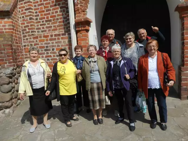 Nowy Klub Seniora, działający w Skierniewicach w klubie Oaza na Widoku, spędził majówkę, zwiedzając zamek w Oporowie. W drodze powrotnej wstąpili do skansenu w Maurzycach, gdzie również czekało na nich wiele atrakcji.