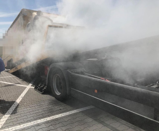 Bus przewożący lawetą nagle się zapalił. Wszystko działo się na autostradzie A1 pod Włocławkiem.