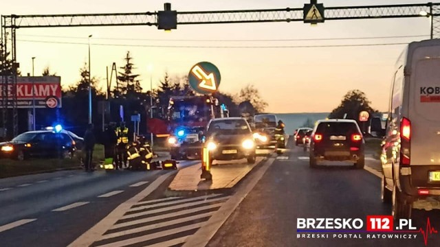 Wypadek na DK94 koło Brzeska, kierowca chryslera potrącił mężczyznę przeprowadzającego rower na pasach, 22.11.2022