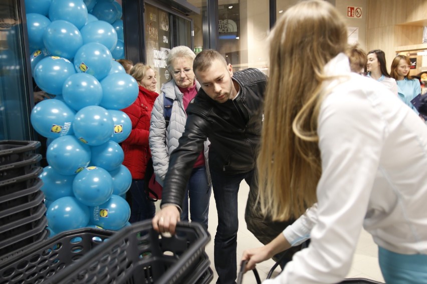 W nowym Lidlu w Solaris Center klienci będą mogli znaleźć...