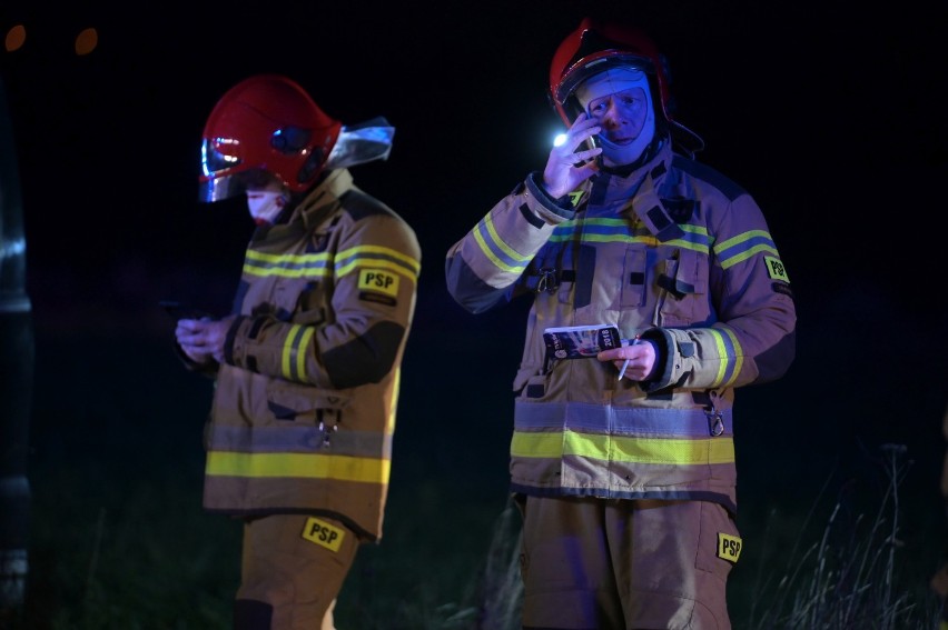 Wypadek w Okoninie pod Grudziądzem. Samochód uderzył w drzewo [zdjęcia]