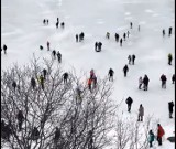 Tatry. W górach odwilż, lód na stawach rozmarza, a ludzie spacerują po Morskim Oku [FILM]