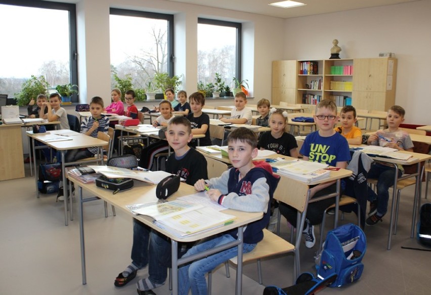 Rozbudowali szkołę w Rogoźnej za 11,6 mln zł! Zajrzyj do...