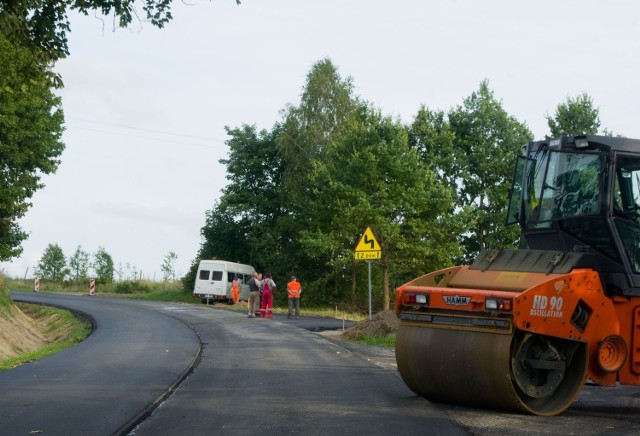 Powiat nie tylko oddaje drogi, ale i pozyskuje od gmin wsparcie finansowe na ich remonty. Na zdjęciu droga powiatowa do Wołczy Wielkiej, której remont dotowała gmina Miastko