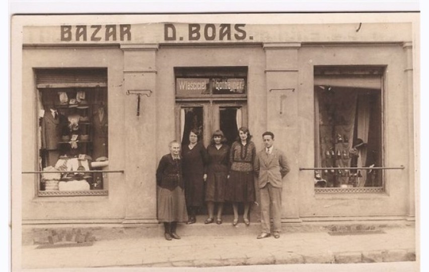 Przed sklepem D.Boasa, żydowskiego handlowca. Można było tu...