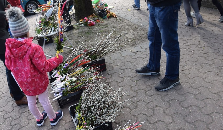 Nowe obostrzenia na Wielkanoc. Otwarte kościoły, zamknięte sklepy i fryzjerzy