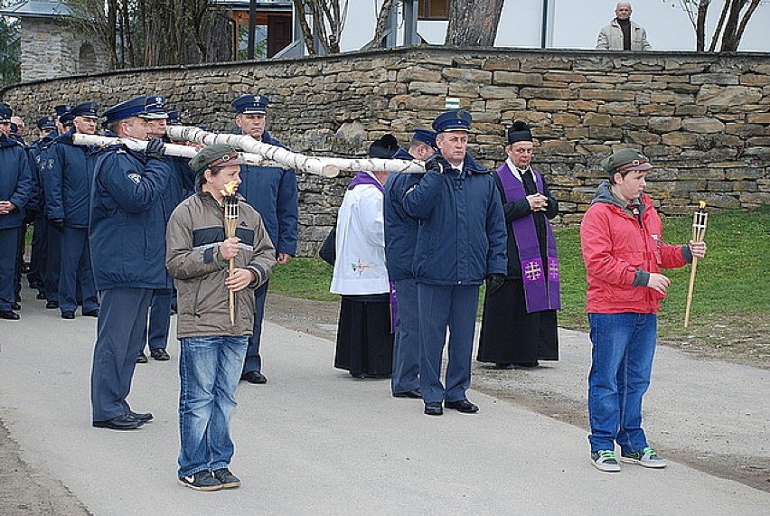 Nabożeństwo drogi krzyżowej w intencji służb mundurowych