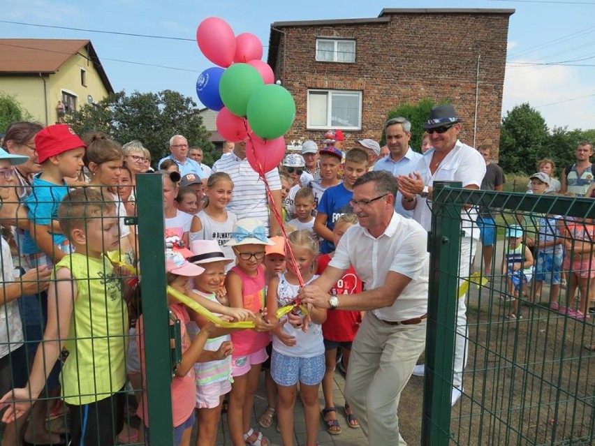 Żarki. Dzieci mogą już bawić się na nowym i bezpiecznym placu zabaw [ZDJĘCIA]