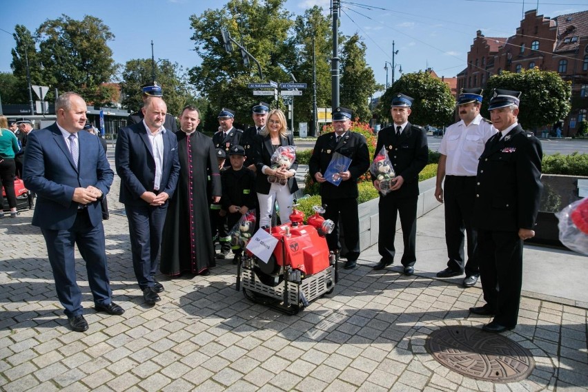 Uroczyste przekazanie sprzętu zorganizowano przed Urzędem...