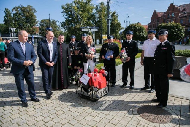 Uroczyste przekazanie sprzętu zorganizowano przed Urzędem Marszałkowskim. Wzięli w nim udział przedstawiciele 19 jednostek OSP, marszałek Piotr Całbecki, wicemarszałek Zbigniew Sosnowski, członek zarządu Aneta Jędrzejewska i radny województwa Tadeusz Pogoda