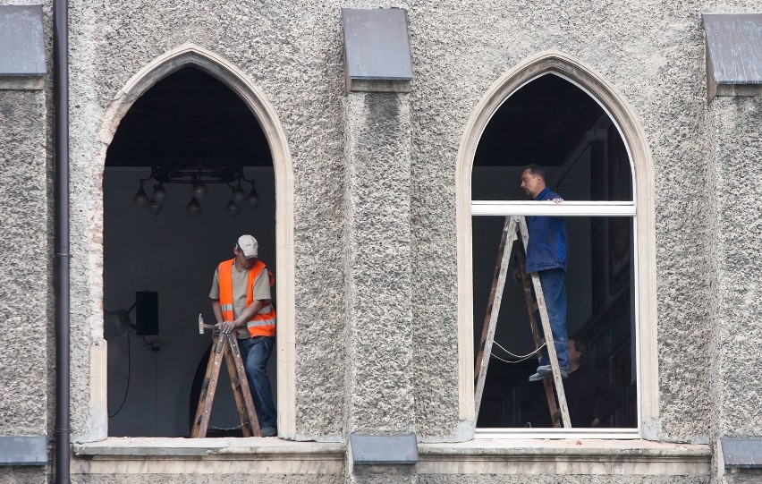 Montaż okien z odrestaurowanymi witrażami w wałbrzyskim...