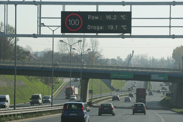Dlaczego tablice w Chorzowie pojawiły się właśnie nad DTŚ-ką?
-&nbsp;Dobowe natężenieruchu na tej drodze przekracza 50 tys. pojazdów. Parametry tej drogi powodują, że droga ta pełni funkcję „aglomeracyjnej autostrady” i prędkości rozwijane na tej drodze często przekraczają dopuszczalne 100 km/h - informuje MZUiM Chorzów. - Częste manewry włączania i wyłączania oraz przeplatania generują wiele sytuacji niebezpiecznych i skutkują zwiększoną liczbą wypadków i kolizji.

Każde zdarzenie spowalnia ruch na tej drodze, dlatego kierowcy wcześniej o nich informowani, mogą wybrać inną drogę.