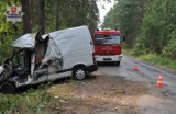 Zielone - wypadek renault. 37-latek wjechał w drzewo. Trafił do szpitala