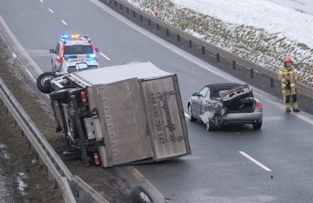 Na obwodnicy Inowrocławia doszło do dwóch wypadków. Zaczęło się od zderzenia dostawczaka z osobóką (na zdjęciu). Kilkadziesiąt minut później doszło do zderzenia TIRa z dostawczakiem