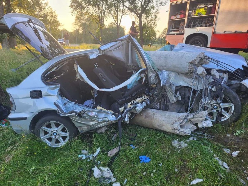 Wypadek na drodze 713 w Kamieniu między Tomaszowem a Opocznem. Samochód skosił słup [ZDJĘCIA]
