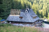 Rozbiórka schroniska na Hali Kondratowej w Tatrach rozpoczęta. Z budynku znika dach 