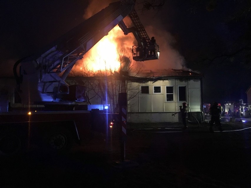 Dziesięć zastępów straży pożarnej gasiło pożar hali sportowej w Szczecinie [ZDJĘCIA, WIDEO]