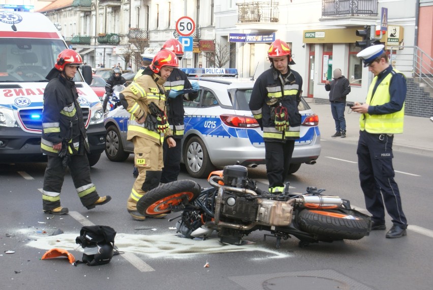 Wypadek na ulicy Górnośląskiej w Kaliszu. Motocykl zderzył się z autem osobowym. ZDJĘCIA