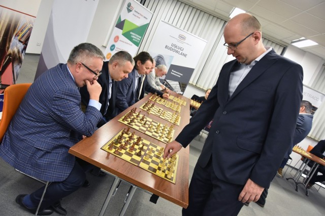 Symultana szachowa na zakończenie turnieju w Legnicy.