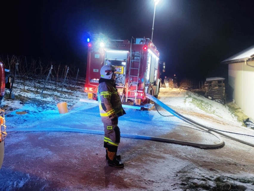 Strażacy ruszyli do wypadku na krajówce, a gasili pożar nad Jeziorem Rożnowskim