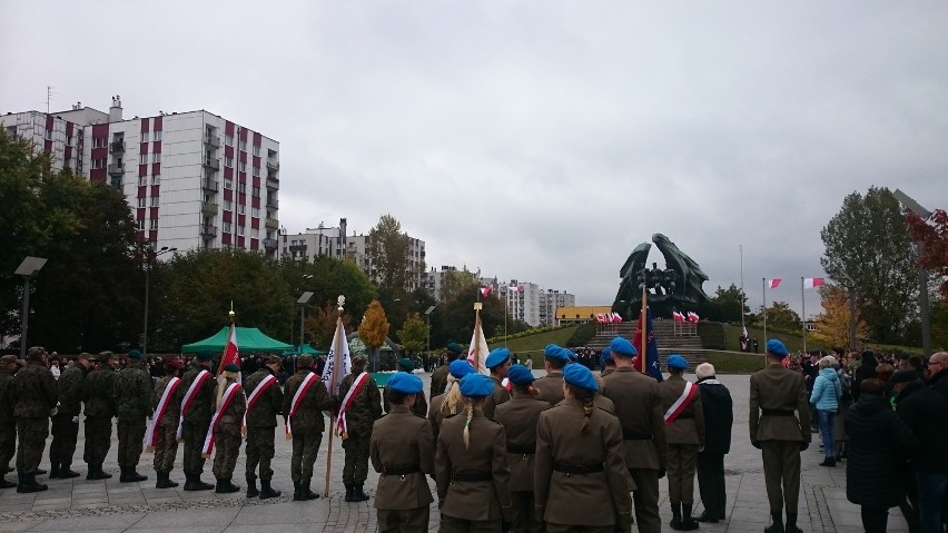 Katowice: Ślubowanie klas mundurowych przed pomnikiem Żołnierza Polskiego [ZDJĘCIA]
