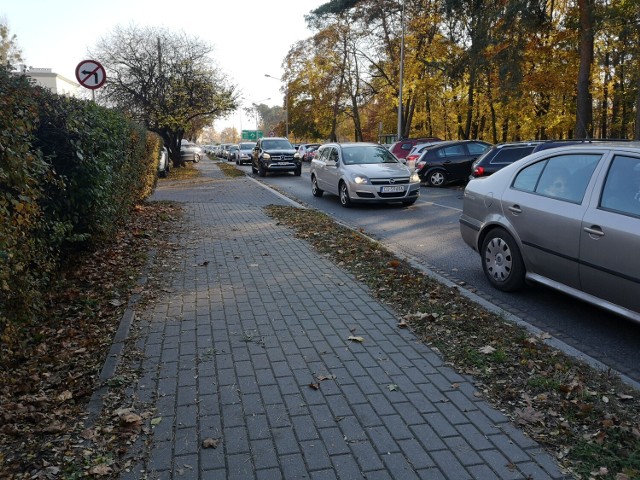 Przy największym grudziądzkim cmentarzu ruch jest spory, ale sytuacja nie wygląda najgorzej. Nie ma dużych korków