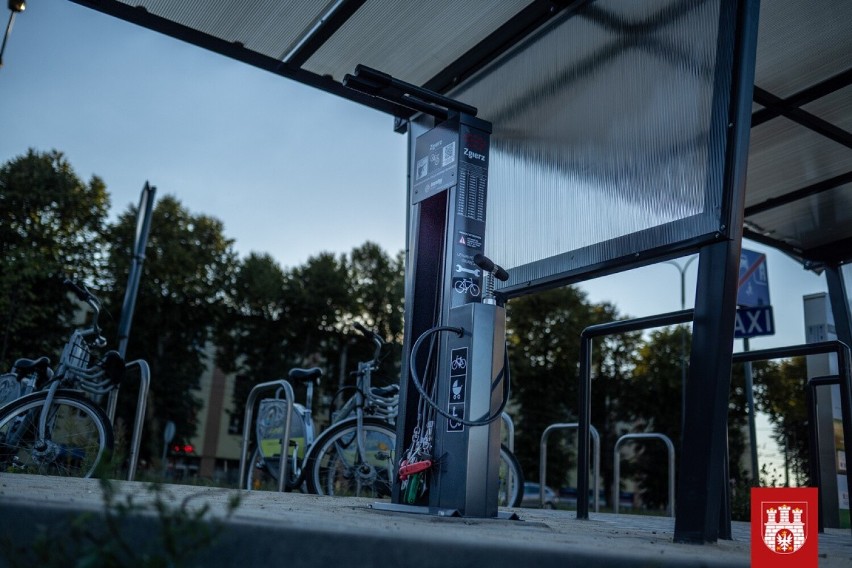 W Zgierzu powstały samoobsługowe stacje naprawy rowerów. Rowerzyści mogą sami naprawiać usterki ZDJĘCIA