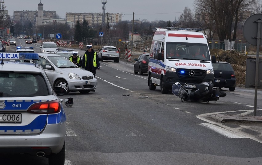 Tarnów. Zderzenie toyoty ze skuterem obok szpitala św. Łukasza. Ranny kierowca jednośladu